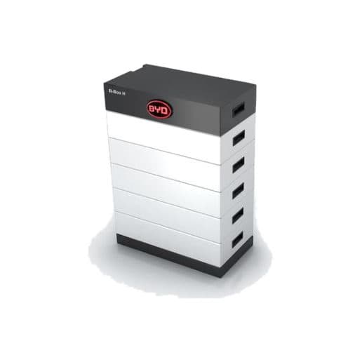 Batterie BYD Battery-Box Premium HVM vue de trois quarts, modules blancs empilés sous le module de commande noir marqué BYD.