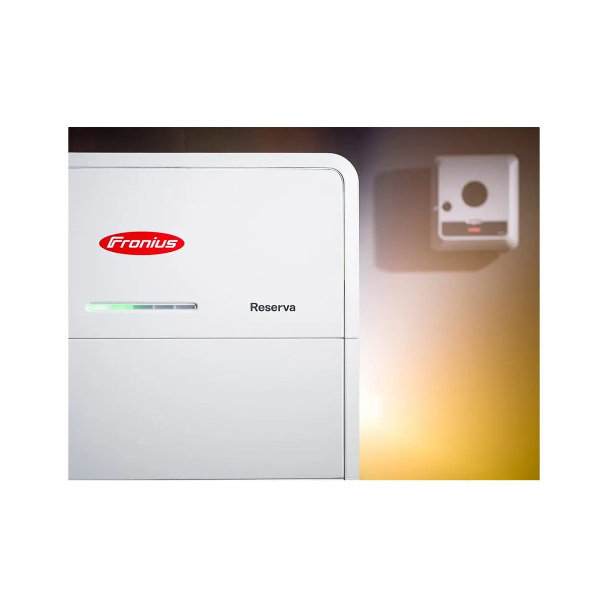 Batterie Fronius Reserva en gros plan, façade blanche avec le logo Fronius et sa réglette de voyants.