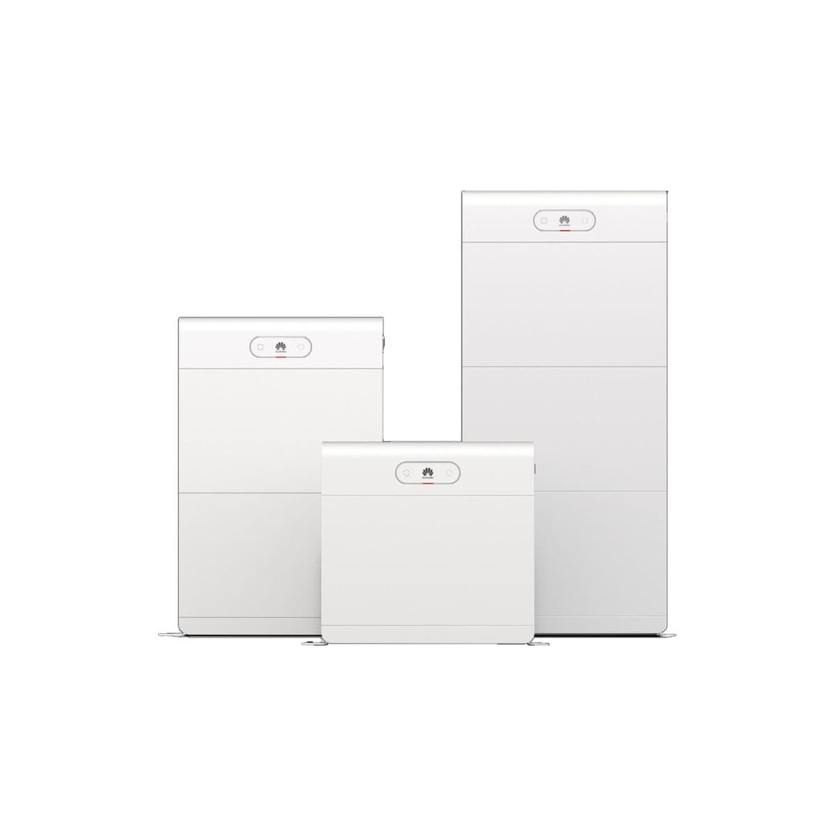 Trois configurations de la batterie Huawei LUNA2000 côte à côte : un, deux et trois modules empilés sous leur unité de commande.