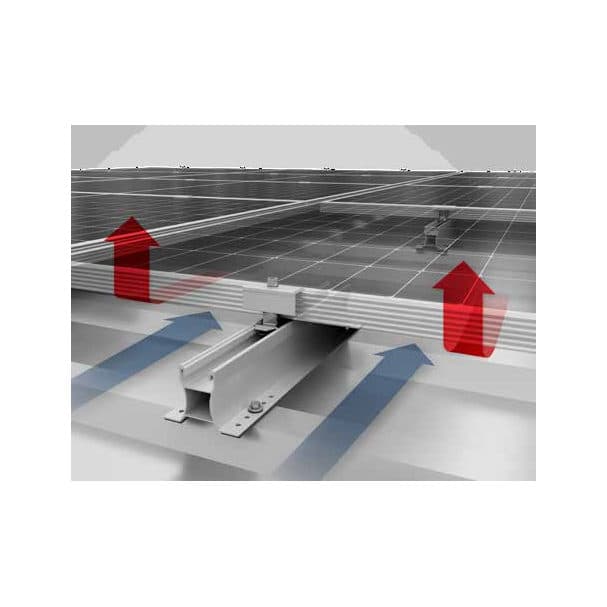 Coupe du K2 MiniRail sur bac acier : la circulation de l’air sous les modules, matérialisée par des flèches rouges et bleues.