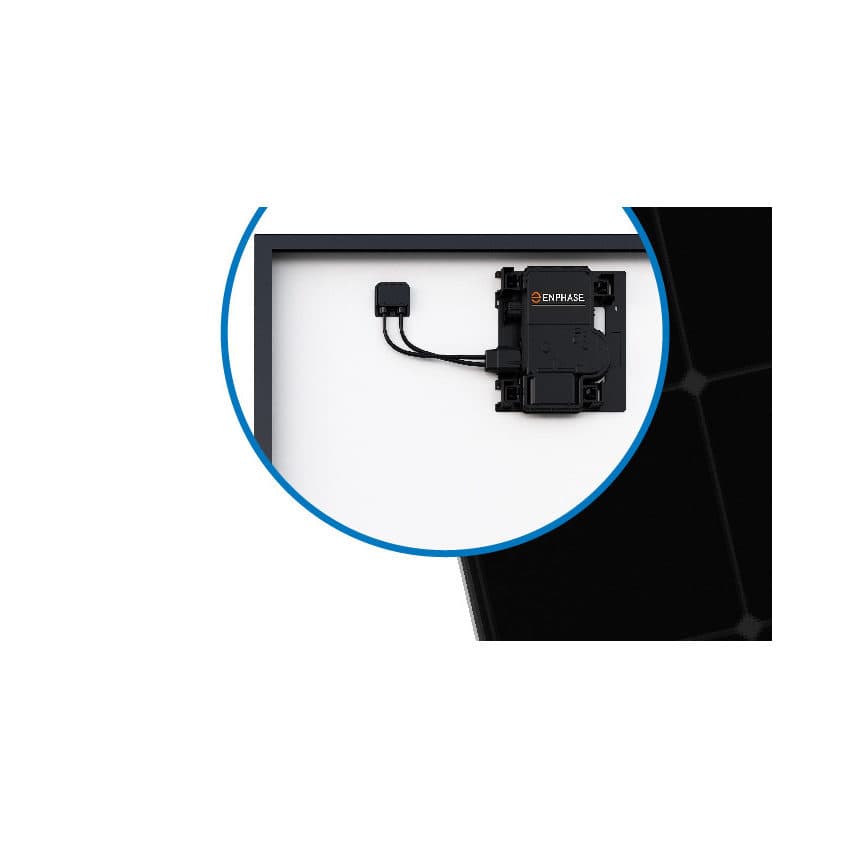 Détail du dos d’un panneau SunPower Maxeon 6 AC : le micro-onduleur Enphase intégré et son câblage, fixés sur le film arrière blanc.