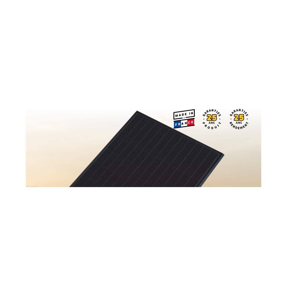 Panneau Voltec TARKA 120 VSMP full black vu en perspective sur fond clair.