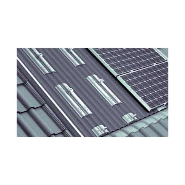 Détail du bac aluminium Theta en toiture : profilés de jonction entre deux rangées de modules, sur couverture ondulée grise.