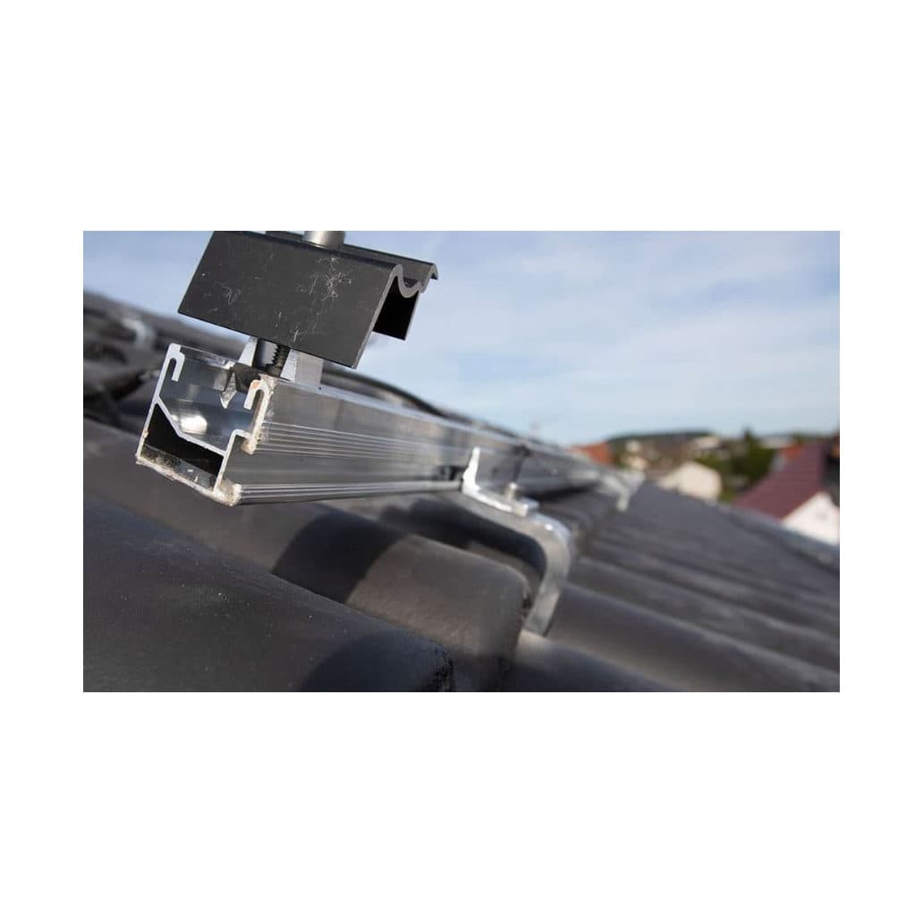 Rail K2 SingleRail et crochet CrossHook en place sur une toiture en tuiles, gros plan sur la fixation en aluminium.