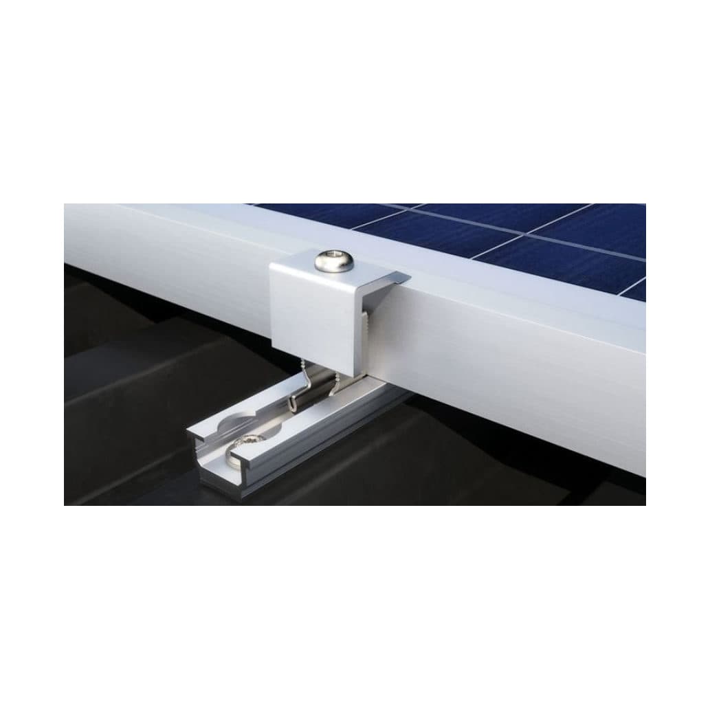 Fixation Renusol MS+ en gros plan sur une toiture métallique, pince aluminium tenant le cadre d’un panneau.