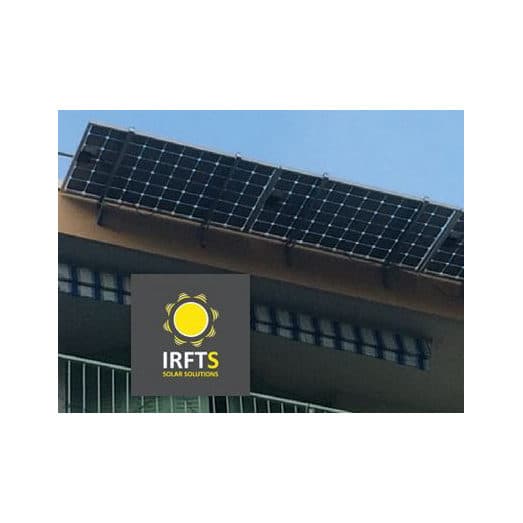 Brise-soleil Umbra Solar installé en façade, rangée de panneaux photovoltaïques en auvent au-dessus de baies vitrées.