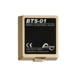 Sonde de température de batterie Studer BTS-01 : petit boîtier beige sérigraphié « BTS-01 — Battery temperature sensor », avec la sortie de son câble en pied.