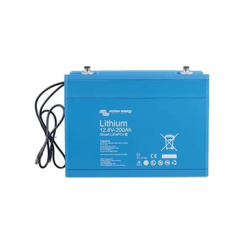 Batterie Lithium Victron 12,8 V - 200 Ah Smart LiFePO4 vue de face : boîtier bleu, sérigraphie « Victron energy Lithium 12.8V-200Ah Smart LiFePO4 », deux bornes à écrous en partie haute et câble de mesure en pied.