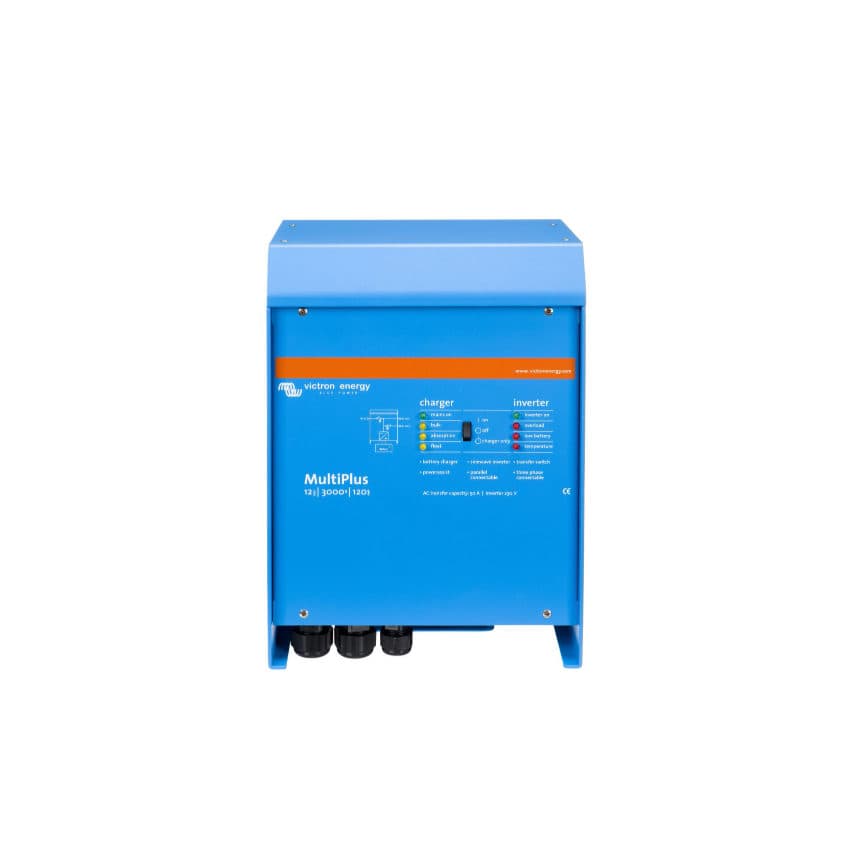 Onduleur-chargeur Victron MultiPlus vu de face : boîtier bleu, bandeau orange, façade « MultiPlus » avec les voyants de charge et de conversion et trois presse-étoupes en pied.