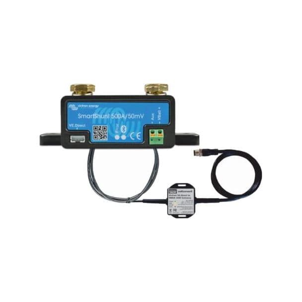 Passerelle Victron veKonvert reliée par un câble VE.Direct à un shunt Victron SmartShunt 500A/50mV : le petit boîtier de la passerelle porte la mention « Victron VE.Direct to NMEA 2000 Gateway ».